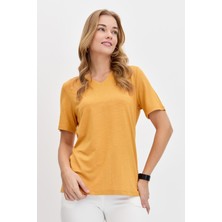 Desen Triko Kadın V Yaka Flamlı Kumaş Basic T-Shirt Hardal