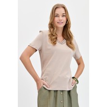 Desen Triko Kadın V Yaka Yakası Nakışlı Pamuklu T-Shirt Vizon