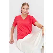 Desen Triko Kadın V Yaka Flamlı Kumaş Basic T-Shirt Mercan