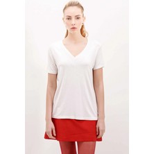 Hazelin Kadın Ekru V Yaka Hafif Oversize T-Shirt HZL24S-BD143151