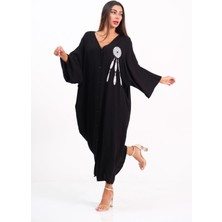 Keyifli Moda Kadın Siyah V Yaka Sırtı ve Göğsü Tüy Nakışlı Cepli Oversize Uzun Gömlek Elbise