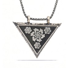 Serra Jewels Gümüş Üçgen İçi Açılabilen Çiçek Muskalık Kolye