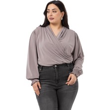 Disentis Modest Büyük Beden Kruvaze Kol Ağzı Lastik Gipe Detaylı Çıtçıtlı Vizon Bluz