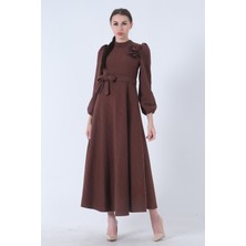 Feminist Kahve Tüvid Kumaş Çiçek Detaylı Kolları Lastikli Seyyar Kuşaklı Elbise 4593267.05