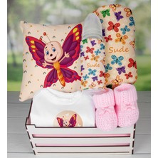 Ejoya Ahşap Sandıkta Kişiye Özel Zıbın Biberon Yastık Battaniye ve Patik Bebek Hediye Seti 109679