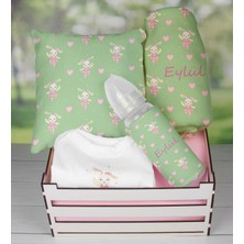 Ejoya Ahşap Sandıkta Kişiye Özel Zıbın Biberon Yastık ve Battaniye Bebek Hediye Seti 109700