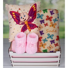 Ejoya Ahşap Sandıkta Kişiye Özel Yastık Battaniye ve Patik Bebek Hediye Seti 109607