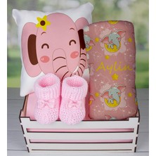 Ejoya Ahşap Sandıkta Kişiye Özel Yastık Battaniye ve Patik Bebek Hediye Seti 109606