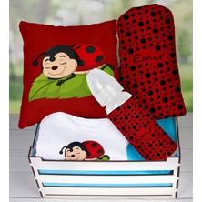 Ejoya Ahşap Sandıkta Kişiye Özel Zıbın Biberon Yastık ve Battaniye Bebek Hediye Seti 109687