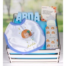 Ejoya Ahşap Sandıkta Kişiye Özel Önlük Biberon ve Taş Isimlik Bebek Hediye Seti 109563