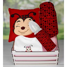 Ejoya Ahşap Sandıkta Kişiye Özel Zıbın Biberon Yastık ve Battaniye Bebek Hediye Seti 109688