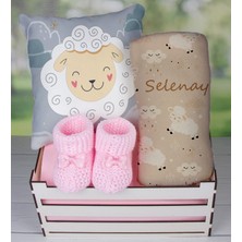 Ejoya Ahşap Sandıkta Kişiye Özel Yastık Battaniye ve Patik Bebek Hediye Seti 109599