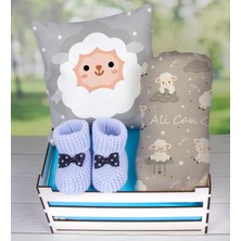 Ejoya Ahşap Sandıkta Kişiye Özel Yastık Battaniye ve Patik Bebek Hediye Seti 109600