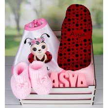 Ejoya Ahşap Sandıkta Kişiye Özel Önlük Battaniye Taş Isimlik ve Patik Bebek Hediye Seti 109736