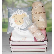 Ejoya Ahşap Sandıkta Kişiye Özel Zıbın Biberon Yastık ve Battaniye Bebek Hediye Seti 109695