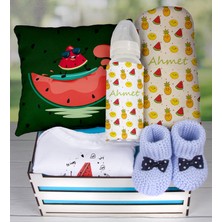 Ejoya Ahşap Sandıkta Kişiye Özel Zıbın Biberon Yastık Battaniye ve Patik Bebek Hediye Seti 109666