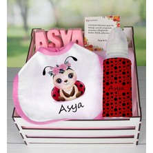 Ejoya Ahşap Sandıkta Kişiye Özel Önlük Biberon ve Taş Isimlik Bebek Hediye Seti 109544