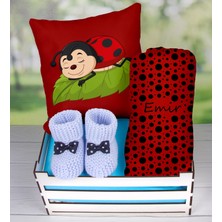 Ejoya Ahşap Sandıkta Kişiye Özel Yastık Battaniye ve Patik Bebek Hediye Seti 109591