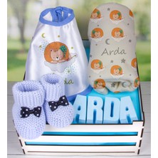 Ejoya Ahşap Sandıkta Kişiye Özel Önlük Battaniye Taş Isimlik ve Patik Bebek Hediye Seti 109755