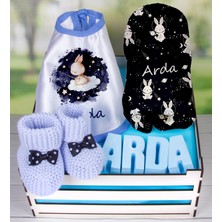 Ejoya Ahşap Sandıkta Kişiye Özel Önlük Battaniye Taş Isimlik ve Patik Bebek Hediye Seti 109747