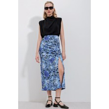 Hazelin Kadın Mavi Beyaz Gül Desenli Beli Lastikli Yırtmaçlı Uzun Etek HZL24S-BD1180081