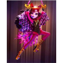 Nazik Endam High Freak Du Chic Draculaura Figure