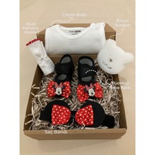Masal Baby Kids Hoşgeldin Bebek Hediye Seti , Bandanalı Bebek Patik & Çıtçıtlı Body & Mendil & Banyo Süngerli Hediye Kutusu