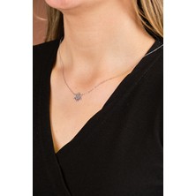 Altınöz Mücevherat Zirkon Taşlı Kartanesi Figürlü Beyaz Kolye