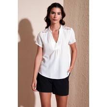 Lela Güpür Detaylı % 100 Pamuk Regular Fit V Yaka Bluz Bayan Bluz 611BZ0286