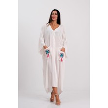 Keyifli Moda Kadın Beyaz V Yaka Sırtı ve Cepleri Nakışlı Püsküllü Oversize Uzun Elbise