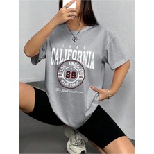 Fabberje Göğüs California Baskılı Oversize Salaş Kadın T-Shirt