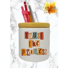 Eylül Design Trust The Process Yazılı Baskılı Motivasyon Temalı Seramik Ahşap Detaylı Masaüstü Kalemlik