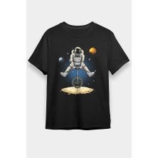 Darkhane Tek Tekerlekli Bisiklet Kullanan Astronot Siyah Unisex Tişört T-Shirt