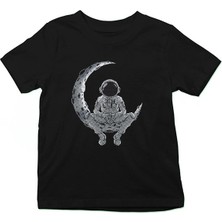 Darkhane Ayda Dinlenen Astronot Siyah Unisex Çocuk Tişört T-Shirt
