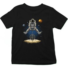 Darkhane Tek Tekerlekli Bisiklet Kullanan Astronot Siyah Unisex Çocuk Tişört T-Shirt