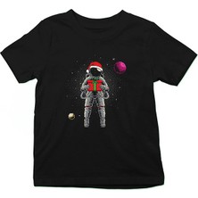 Darkhane Yeni Yıl Hediyesi Veren Astronot Siyah Unisex Çocuk Tişört T-Shirt