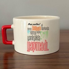 Mor Mürekkep Bunu Unutma! Herkes Herşeyin Farkında Baskılı Kırmızı Kulplu C Fincan