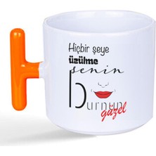 Mor Mürekkep Hiçbir Şeye Üzülme Senin Burnun Güzel Baskılı Turuncu Kulplu T Kupa