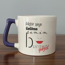 Mor Mürekkep Hiçbir Şeye Üzülme Senin Burnun Güzel Baskılı Mor Kulplu D Kupa