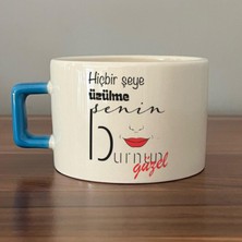 Mor Mürekkep Hiçbir Şeye Üzülme Senin Burnun Güzel Baskılı Mavi Kulplu C Fincan