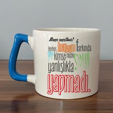 Mor Mürekkep Bunu Unutma! Herkes Herşeyin Farkında Baskılı Mavi Kulplu D Kupa