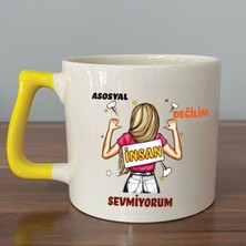 Mor Mürekkep Asosyal Değilim Insan Sevmiyorum Baskılı Sarı Kulplu D Kupa