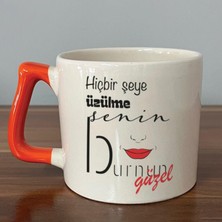 Mor Mürekkep Hiçbir Şeye Üzülme Senin Burnun Güzel Baskılı Turuncu Kulplu D Kupa