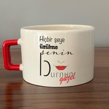 Mor Mürekkep Hiçbir Şeye Üzülme Senin Burnun Güzel Baskılı Kırmızı Kulplu C Fincan