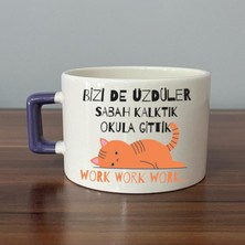 Mor Mürekkep Bizi De Üzdüler Turuncu Kedi Baskılı Mor Kulplu C Fincan