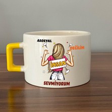 Mor Mürekkep Asosyal Değilim Insan Sevmiyorum Baskılı Sarı Kulplu C Fincan