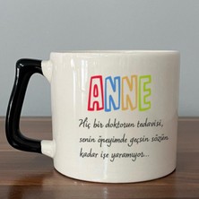 Mor Mürekkep Anne Hiç Bir Doktorun Tedavisi  Baskılı Siyah Kulplu D Kupa