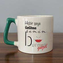 Mor Mürekkep Hiçbir Şeye Üzülme Senin Burnun Güzel Baskılı Yeşil Kulplu D Kupa