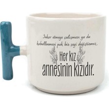 Mor Mürekkep Her Kız Annesinin Kızıdır Baskılı Mavi Kulplu T Kupa