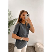 Unique Style Marka Dökümlü Tam Kalıp Rahat Kumaş Basic Tişört